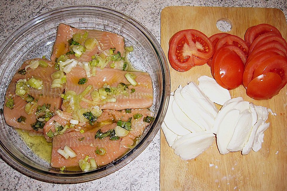 Marinierter Lachs, überbacken mit Tomaten und Mozzarella