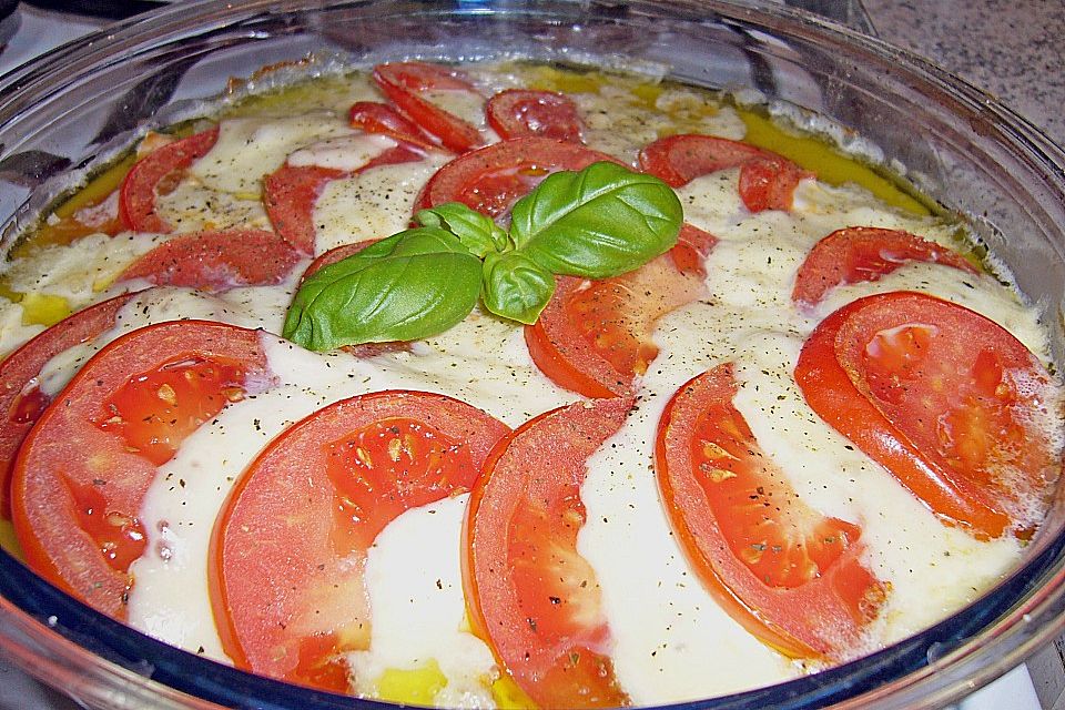 Marinierter Lachs, überbacken mit Tomaten und Mozzarella