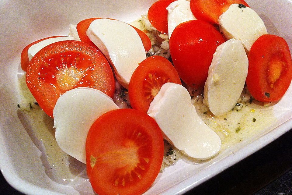 Marinierter Lachs, überbacken mit Tomaten und Mozzarella