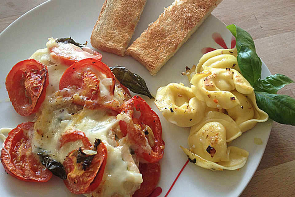 Marinierter Lachs, überbacken mit Tomaten und Mozzarella