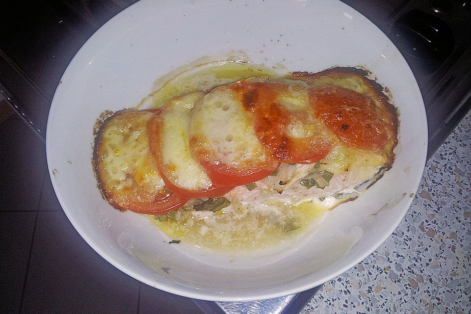 Marinierter Lachs, überbacken mit Tomaten und Mozzarella