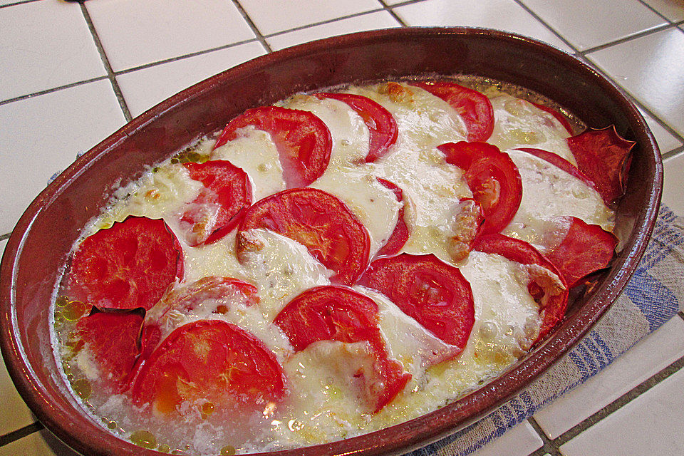 Marinierter Lachs, überbacken mit Tomaten und Mozzarella