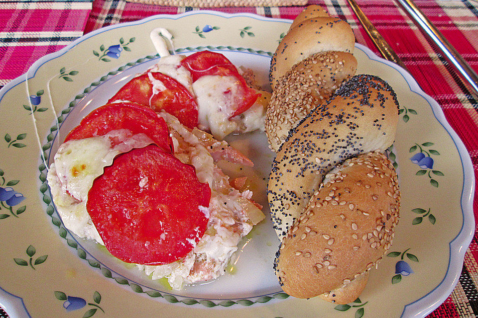 Marinierter Lachs, überbacken mit Tomaten und Mozzarella