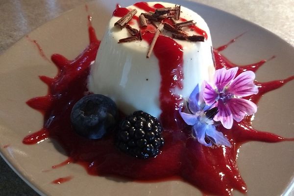 Weiße Espresso - Panna Cotta mit Himbeeren von DieKalimera | Chefkoch