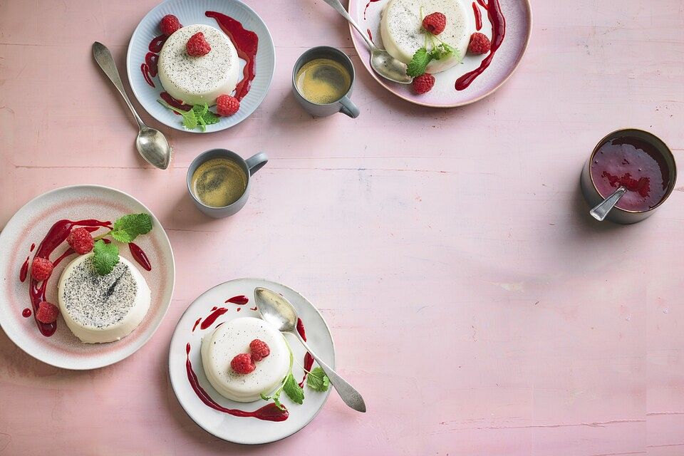 Weiße Espresso - Panna Cotta mit Himbeeren