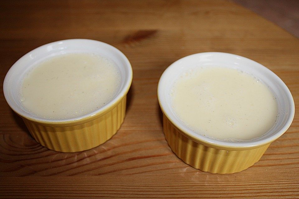 Weiße Espresso - Panna Cotta mit Himbeeren