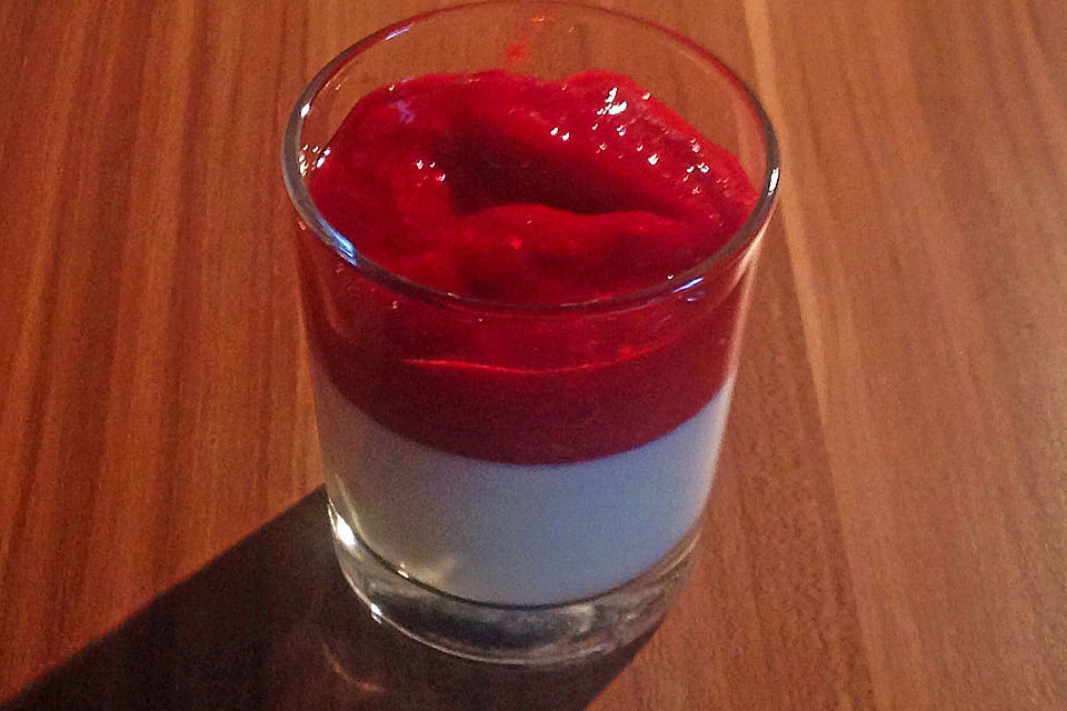 Weiße Espresso - Panna Cotta mit Himbeeren