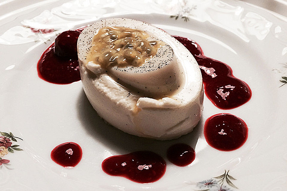 Weiße Espresso - Panna Cotta mit Himbeeren