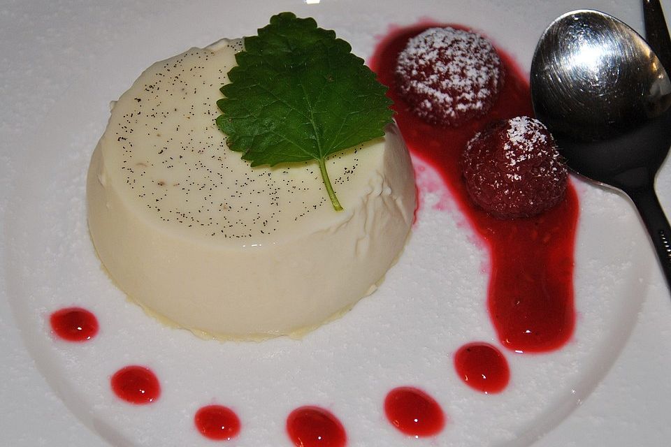 Weiße Espresso - Panna Cotta mit Himbeeren