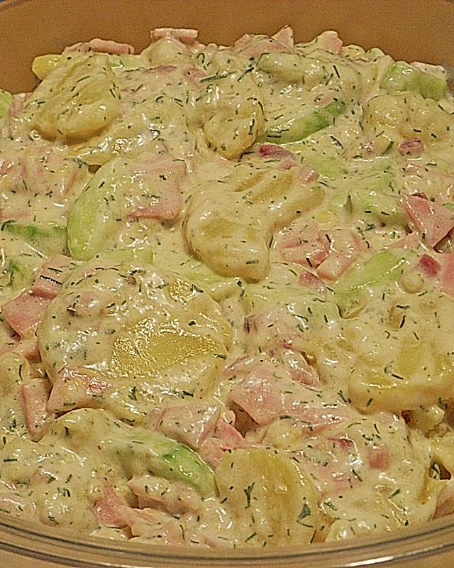 Kartoffelsalat mit Gurkenscheiben