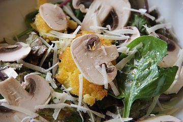 Geröstete Polenta auf Salat mit Pilzen