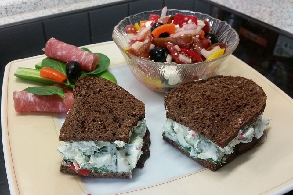 Vollkornbrot mit Spinat und Frischkäse gefüllt