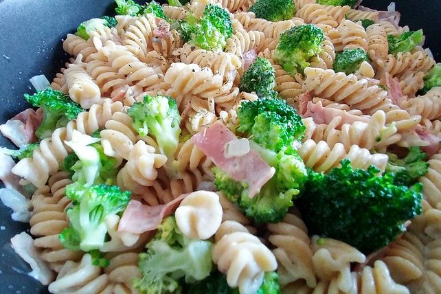 Makkaroni in Brokkoli-Schinken-Soße von miguan| Chefkoch