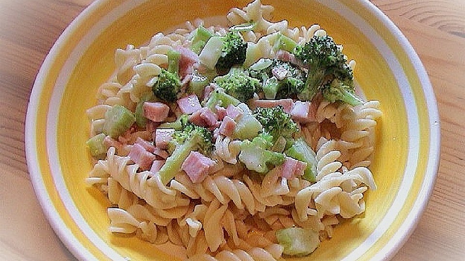 Makkaroni in Brokkoli-Schinken-Soße von miguan