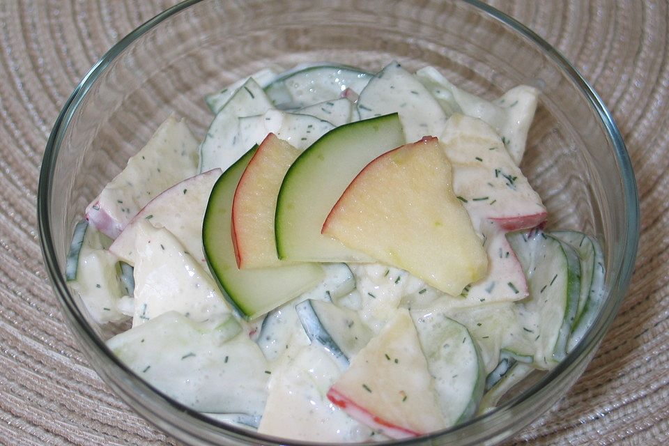 Gurkensalat mit Sauerahm - Dill - Dressing und Apfel