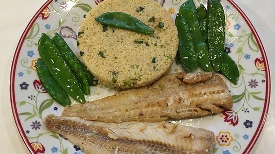 Pangasiusfilet mit Zuckerschoten, Couscous und Limetten - Salbei ... Pangasiusfilet mit Zuckerschoten, Couscous und Limetten - Salbei ...