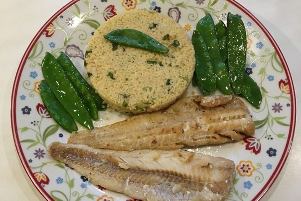 Pangasiusfilet mit Zuckerschoten, Couscous und Limetten - Salbei - Sauce