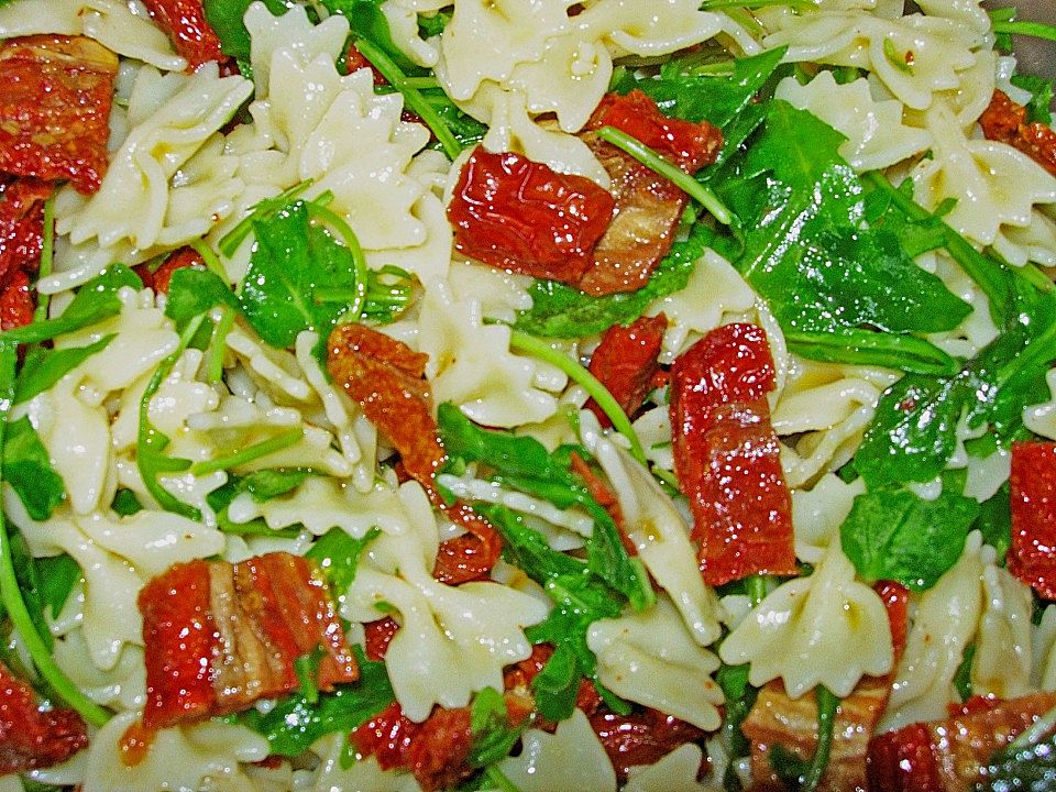 Nudelsalat mit Rucola, getrockneten Tomaten und leichter Chilinote von ...
