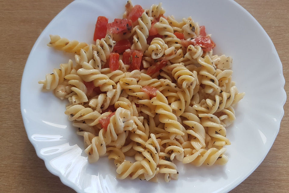 Schneller Party - Nudelsalat mit Tomate und Mozzarella