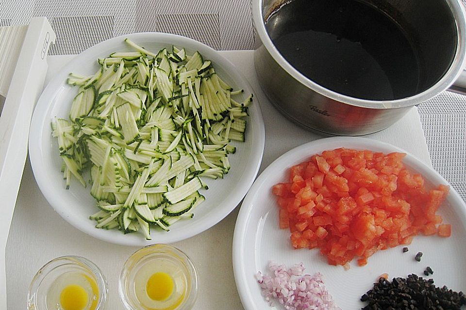 Brustfilets und Spiegeleier von der Wachtel auf Zucchinijulienne