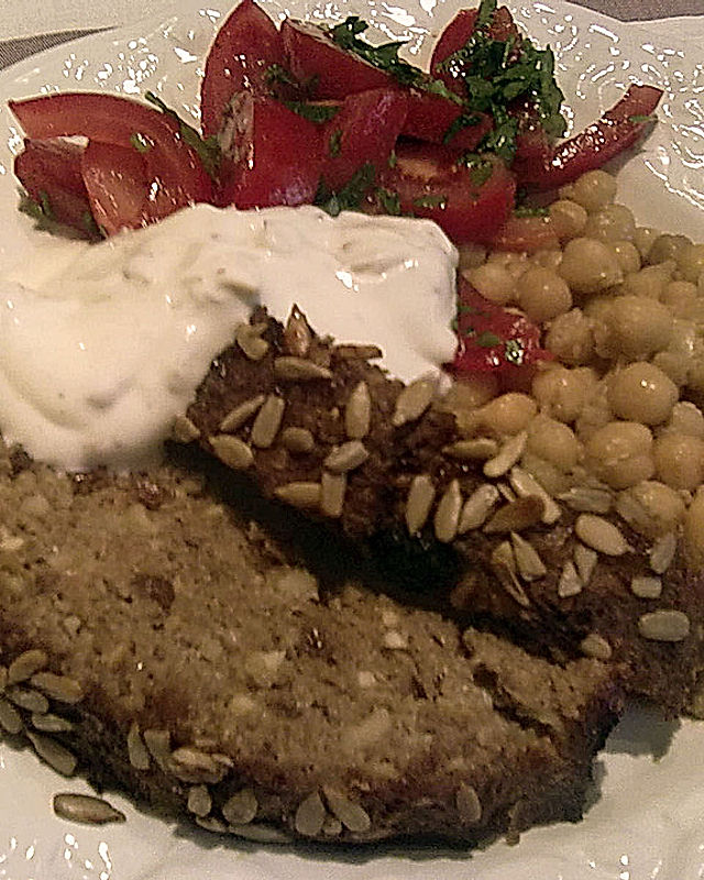Juliets arabischer Hackbraten mit Mandel - Joghurt - Dip und Petersilie - Tomaten - Salat