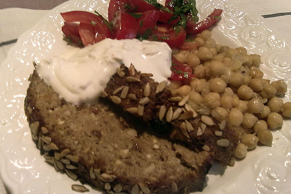 Juliets arabischer Hackbraten mit Mandel - Joghurt - Dip und Petersilie - Tomaten - Salat