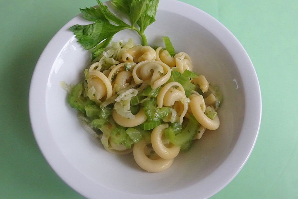 Tagliatelle - Salat mit Staudensellerie