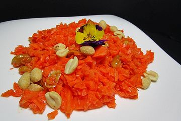 Karottensalat mit Erdnüssen