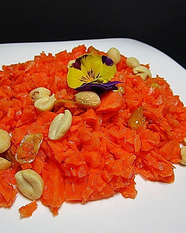 Karottensalat mit Erdnüssen