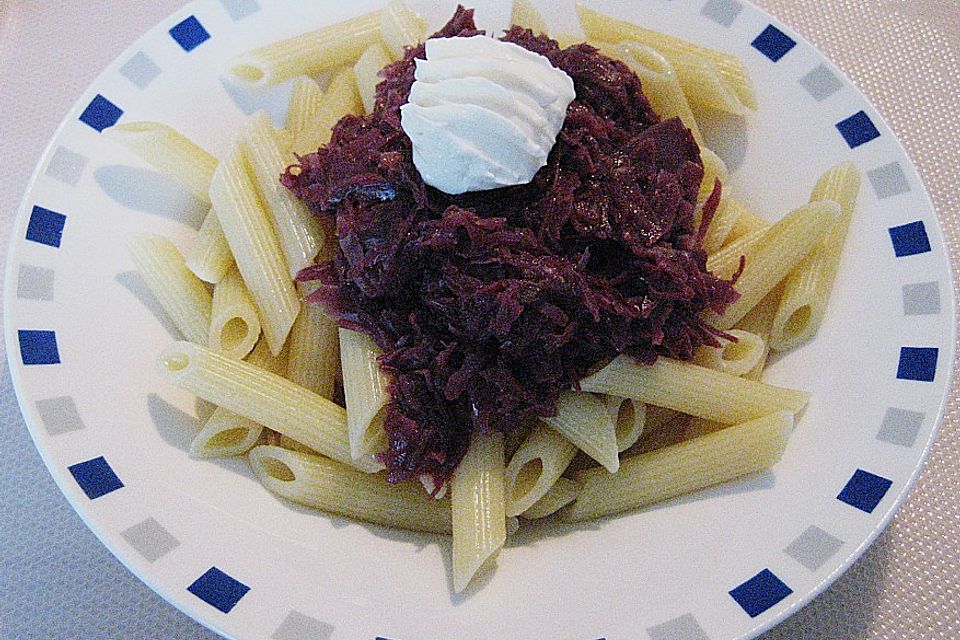 Penne mit Mozzarella - Apfel - Rotkohl