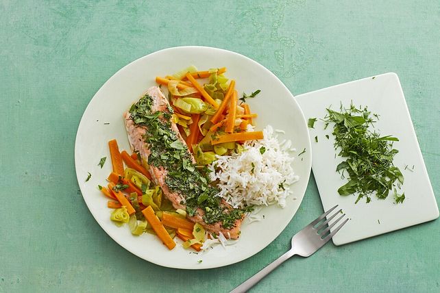Lachs aus dem Ofen mit Honigkräuterkruste und Porree-Möhren-Curry von ...