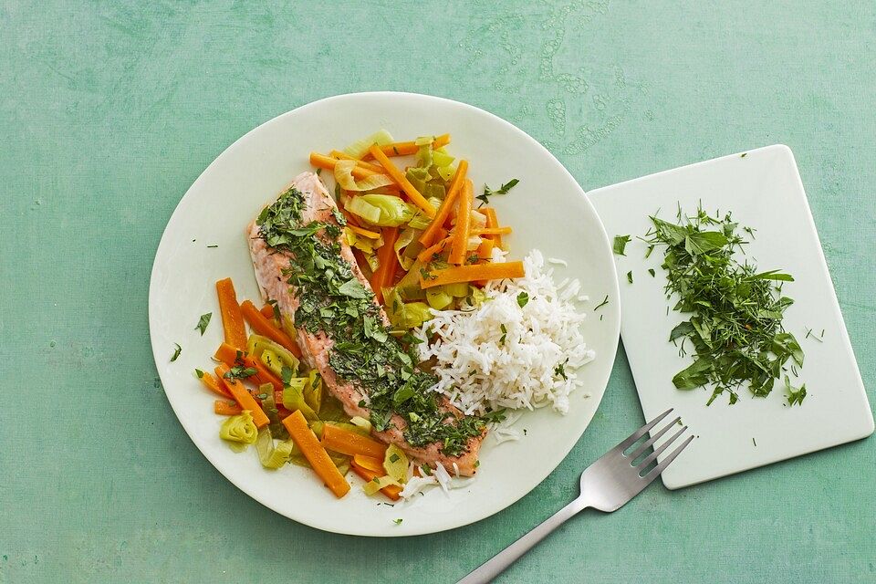 Lachs aus dem Ofen mit Honigkräuterkruste und Porree-Möhren-Curry