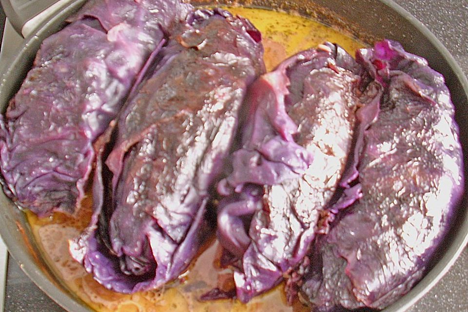 Rotkrautwickel gefüllt mit Naturreis und Hackfleisch