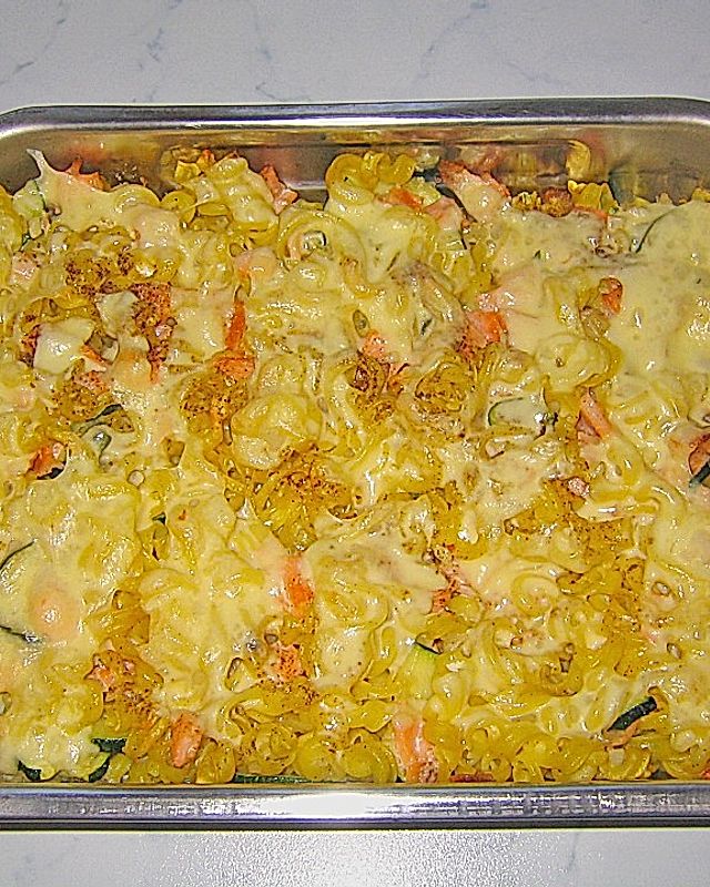 Nudelauflauf mit Zucchini und Lachs