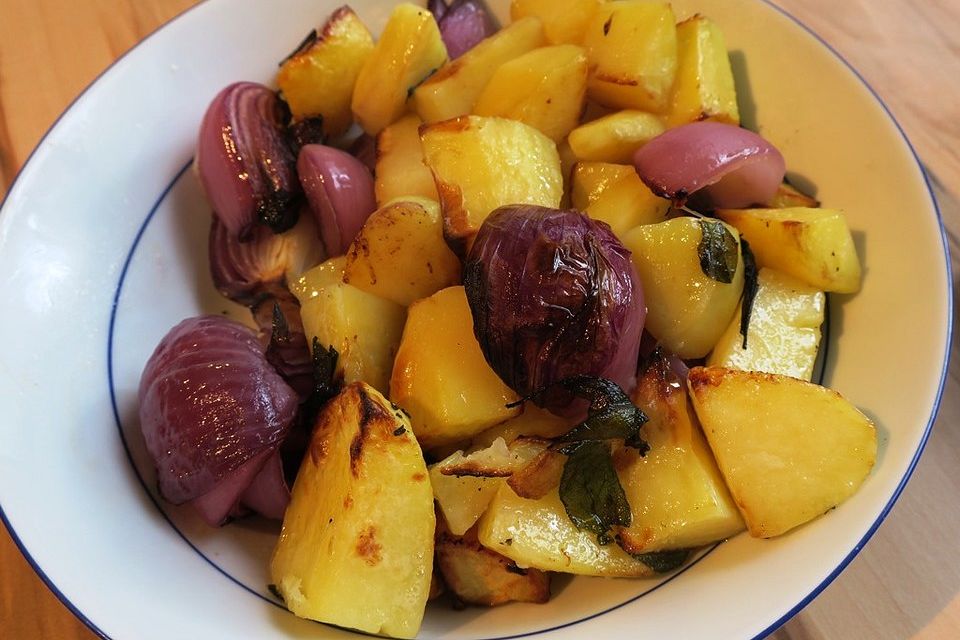 Geröstete Kartoffeln mit roten Zwiebeln