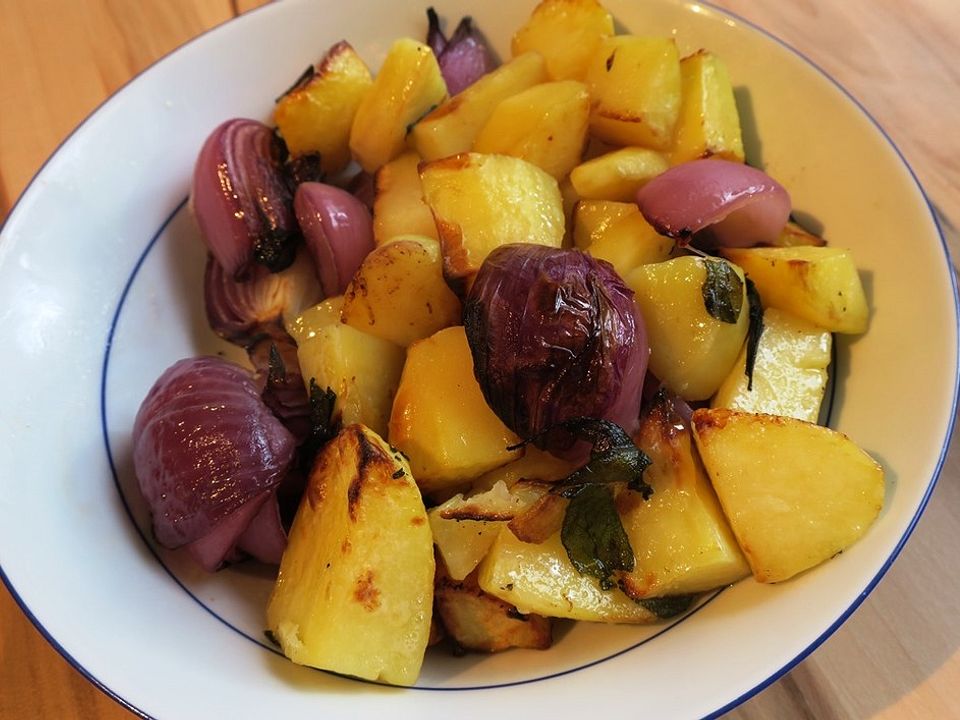 Geröstete Kartoffeln mit roten Zwiebeln von Nici286| Chefkoch