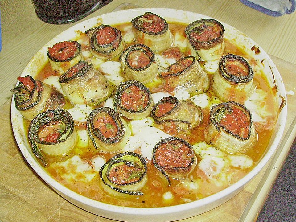 Gefüllte Zucchiniröllchen mit Mozzarella und Tomaten von derhoerb| Chefkoch