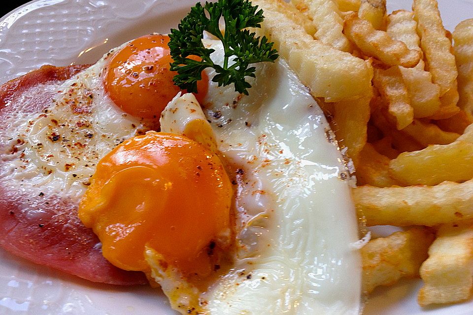 Spiegeleier mit Pommes frites