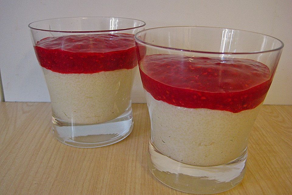 Grießpudding an Beerenspiegel