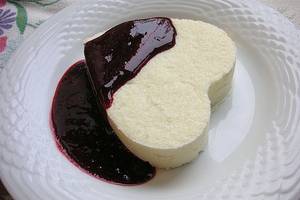 Grießpudding an Beerenspiegel