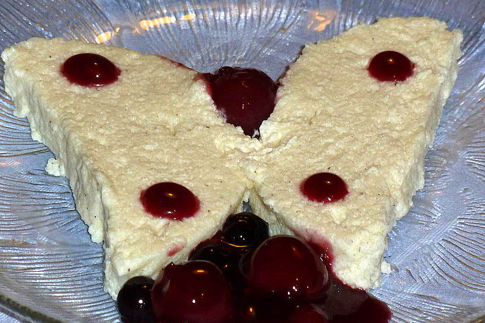 Grießpudding an Beerenspiegel