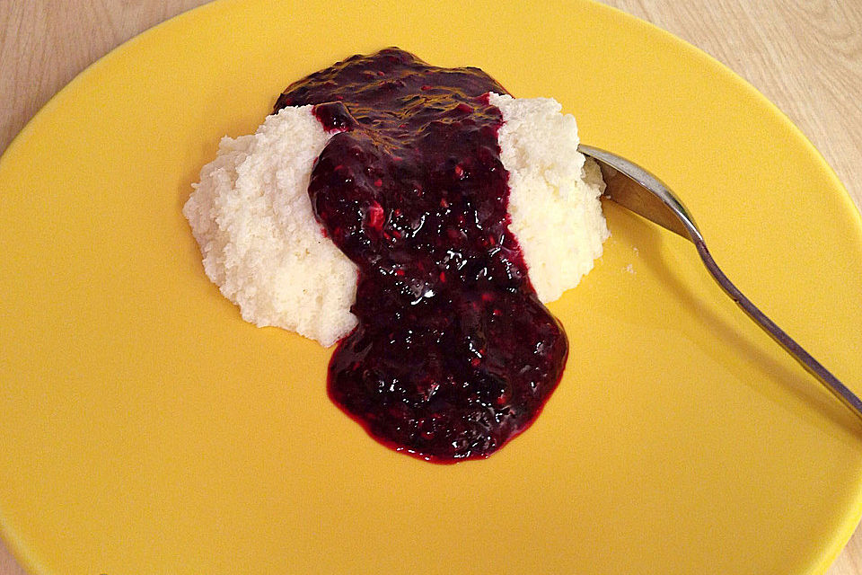 Grießpudding an Beerenspiegel