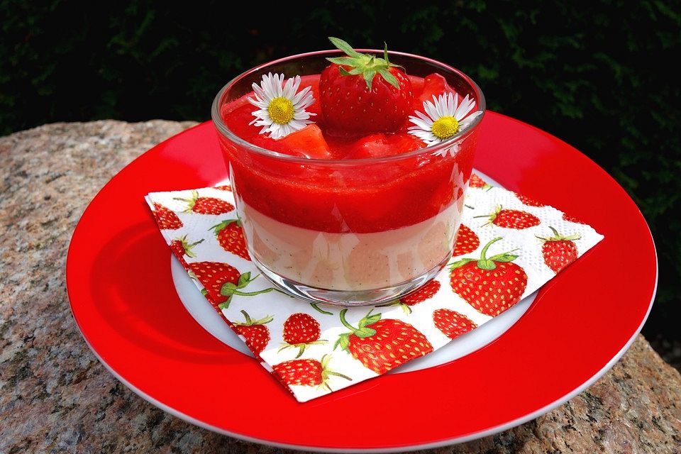 Panna Cotta con Salsa di Fragole