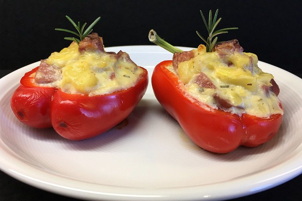 Überbackene Paprika mit Cabanossifüllung