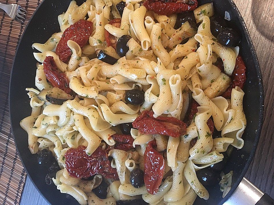 Nudeln mit Auberginen und Oliven von annanbg| Chefkoch