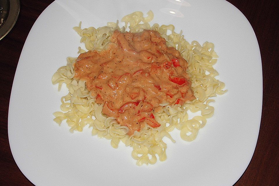 Nudeln mit Paprika - Käse - Sauce