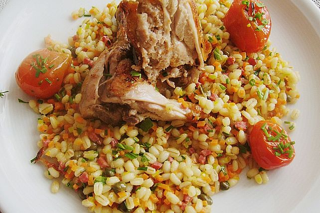 Gefüllte Hähnchenschenkel mit Schmortomaten auf Graupengemüse von ...