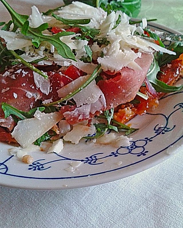Lauwarme Pizza Parma mit Bruschetta -Tomaten