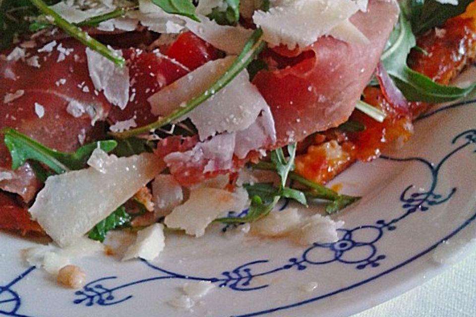 Lauwarme Pizza Parma mit Bruschetta -Tomaten