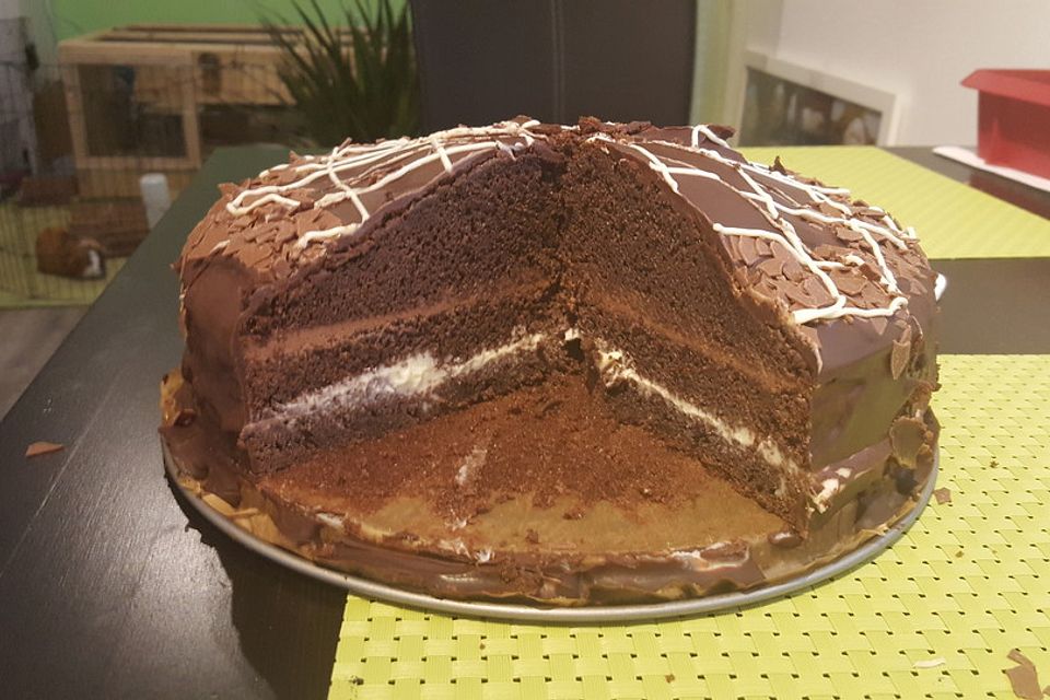 Dreilagige Schokotorte